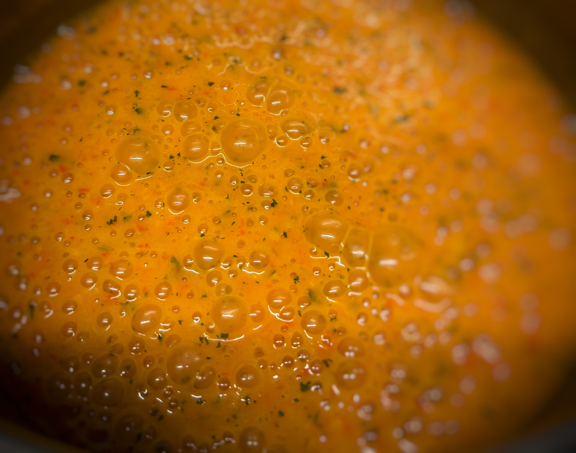 Kokande orange chilisås